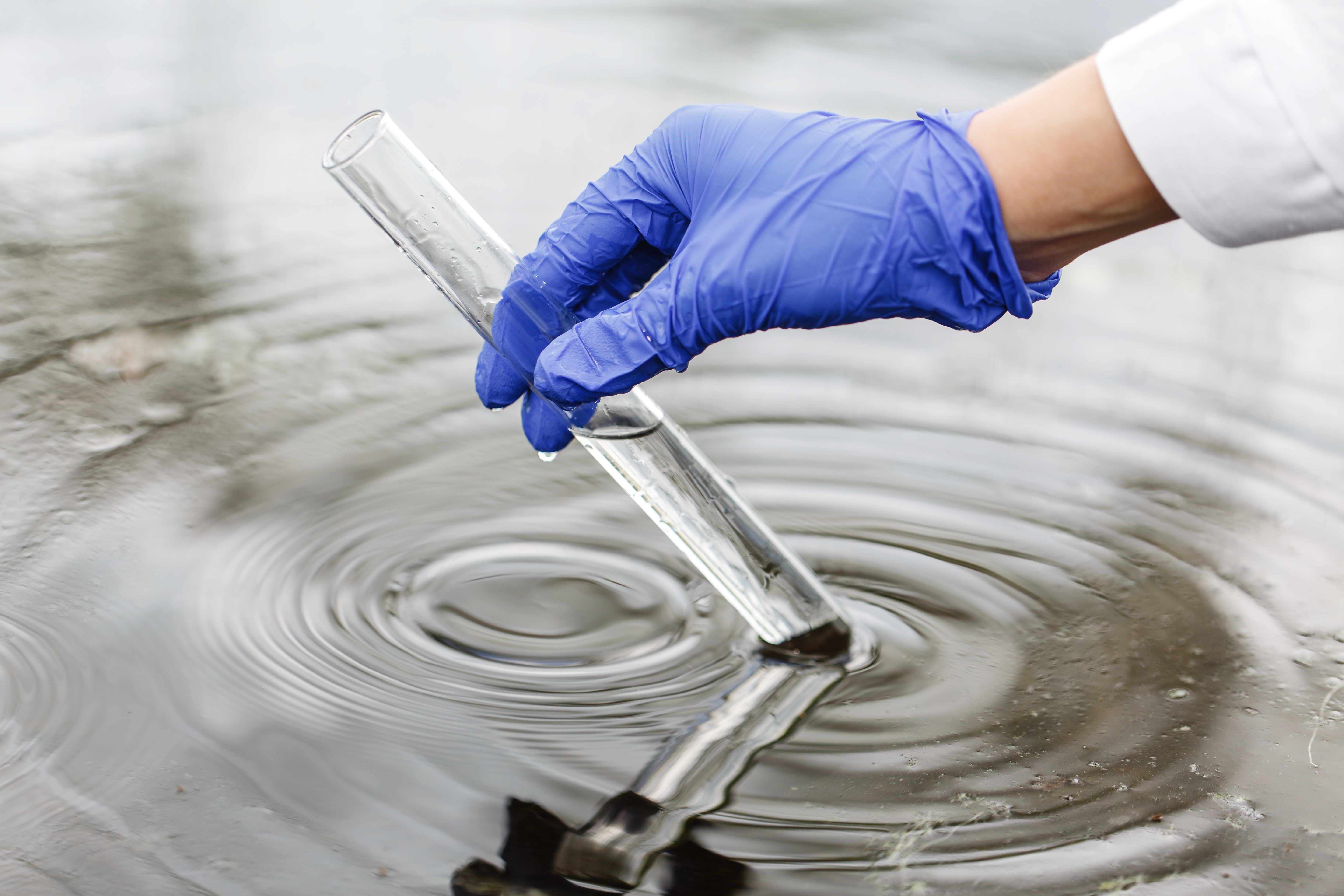 immagine sezione inquinanti emergenti - campione di acqua raccolto da un ricercatore scientifico